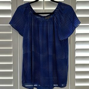 Like New Vince Camuto Blouse in Blue with graphic print  Size XS